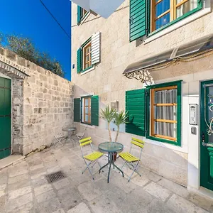 Perla Varos Apartment