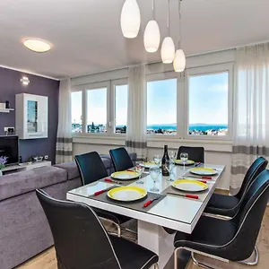 Deluxe Miro Apartment