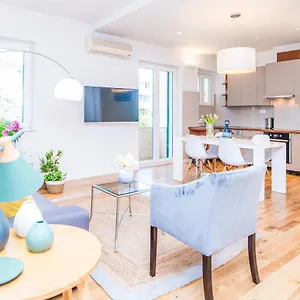 Franco's Spacious - Great Location Apartment